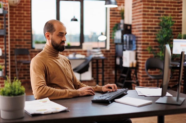 Büromitarbeiter einer Geschäftsfirma, die Investitionsideen und einen Projektmanagementplan für den Start entwickeln. Mitarbeiter einer Forschungsagentur, der Finanzlösungen im Büroarbeitsplatz überprüft.