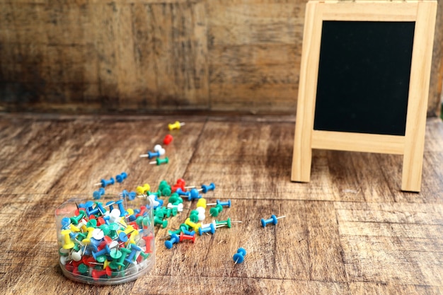 Foto büropins auf holz