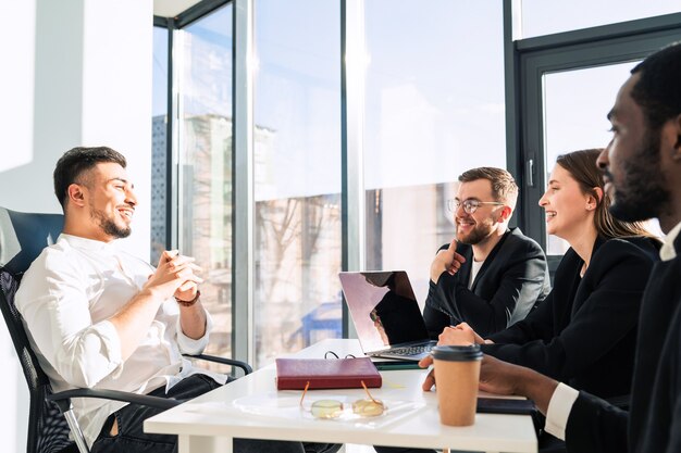 Büroteam hört den Berichten seiner Kollegen zu