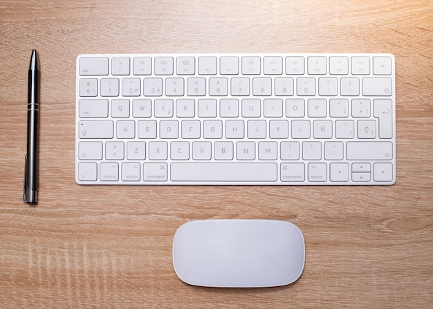 Bürotisch aus Holz mit Tastatur und Stift, Draufsicht mit Kopierraum