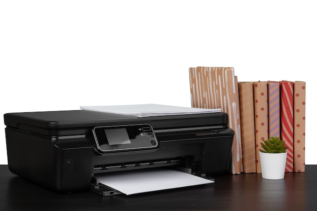 Bürotisch mit Laserdrucker und Büchern vor weißem Hintergrund