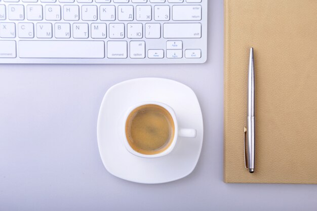 Bürotisch mit Notebook, Computertastatur, Tasse Kaffee, Tablet-PC. Speicherplatz kopieren.