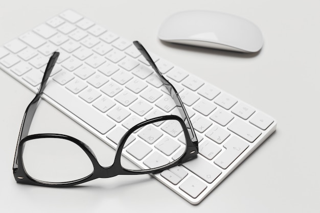 Bürotisch mit Tastatur und Glas