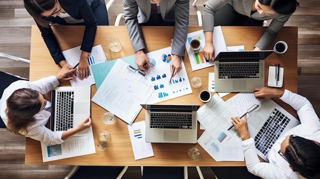 Bürotisch mit vier arbeitenden Händen