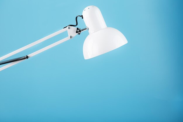 Bürotischlampe auf blauem Hintergrund mit Platz