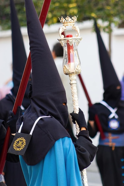 Foto büßer oder nazarener in der prozession der karwoche