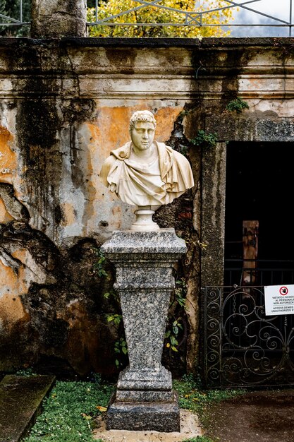 Büste eines Mannes auf einem Sockel in der Nähe der Villa Monastero Como Italien