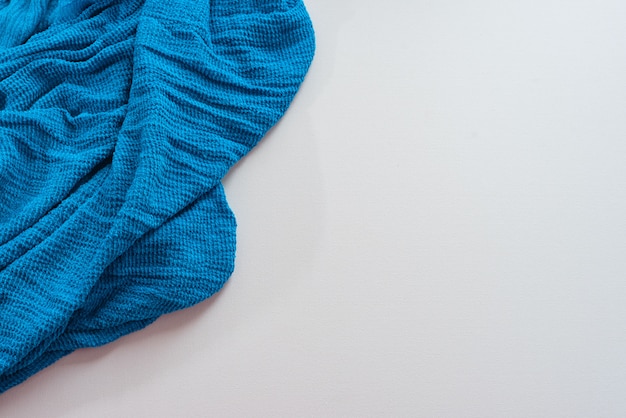 Foto bufanda azul sobre blanco.