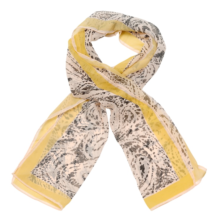 Bufanda beige sobre blanco, aislado