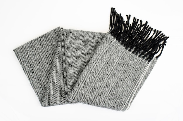 Bufanda de lana gris con estilo cálido sobre fondo blanco. Foto de estudio
