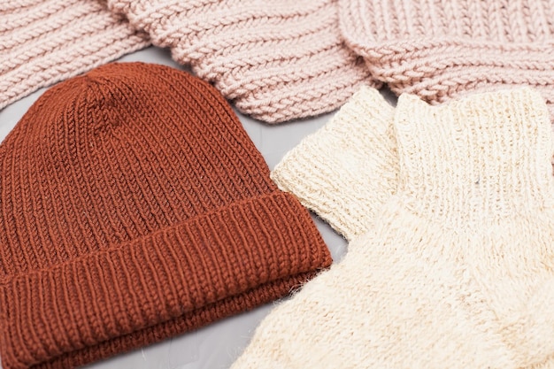 Bufanda de punto gris y gorro de lana rosa Ropa de otoño e invierno