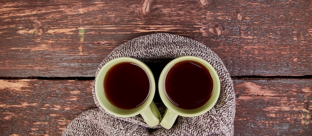 Bufanda de punto con tazas de té calientes