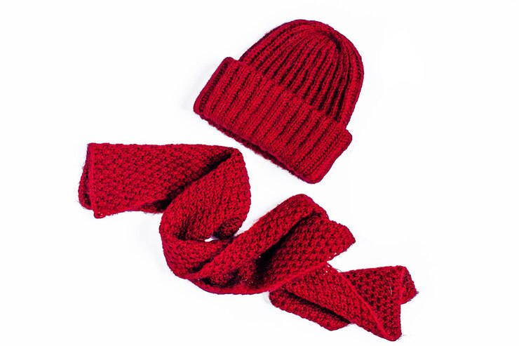 Foto bufanda y sombrero rojo de lana de invierno aislado