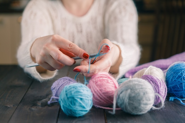 Bufanda tejida a mano de mujer, artesanía.