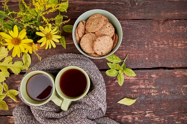 Bufanda tejida con una taza de té caliente.