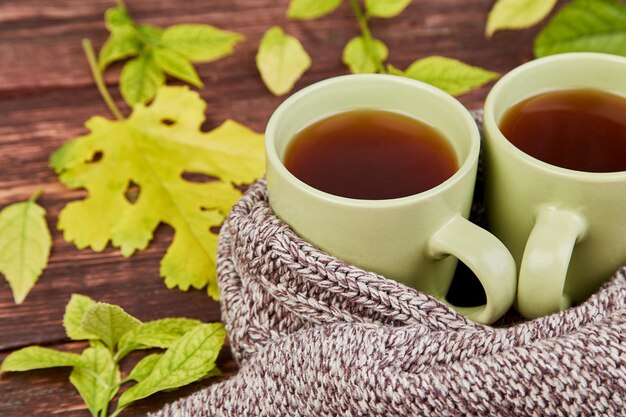 Bufanda tejida con una taza de té caliente.