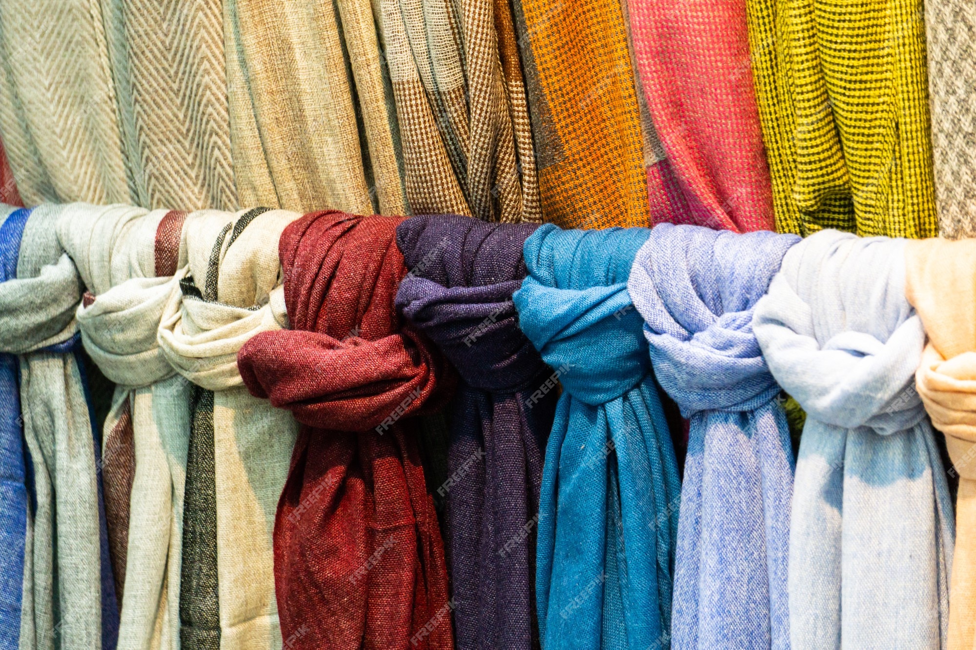 Bufandas de en el mercado de ropa | Foto Premium