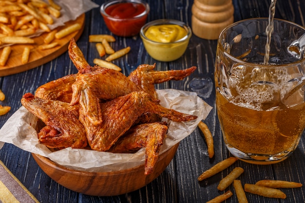 Buffalo Wings mit Pommes und Bier.