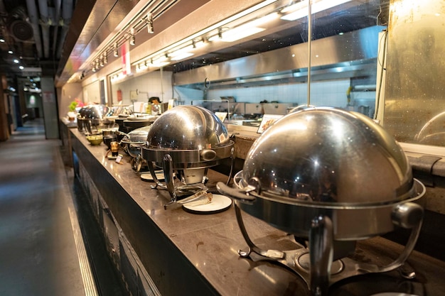 Buffet beheizte Tabletts bereit für den Service im asiatischen Buffetrestaurant