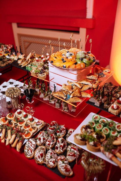 Buffet de bienvenida con alcohol y snacks sándwiches cupcakes