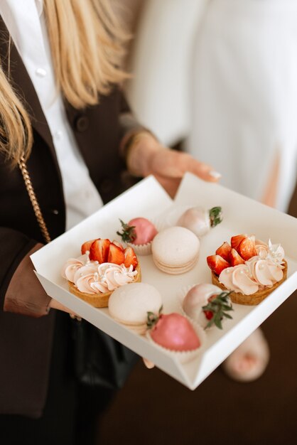 Buffet de bienvenida con alcohol y snacks, sándwiches, cupcakes