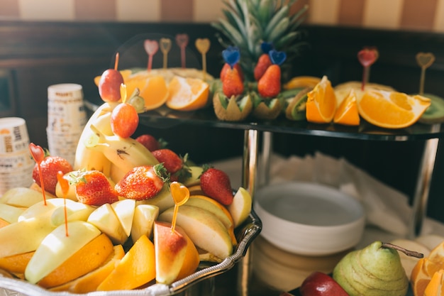 Buffet de boda dulce con diferentes postres y frutas.