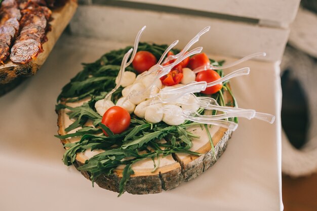 Buffet de bodas de carne, queso y nuez moscada con varios aperitivos.