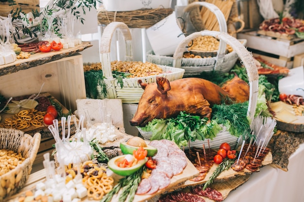 Buffet de bodas de carne, queso y nuez moscada con varios aperitivos.