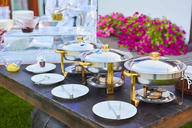 El buffet de bodas de catering listo para eventos