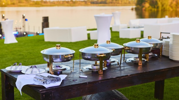 El buffet de bodas de catering listo para eventos