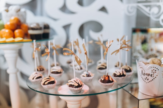 El buffet de bodas está decorado en el tema de invierno.