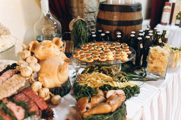 Buffet de carne de boda.