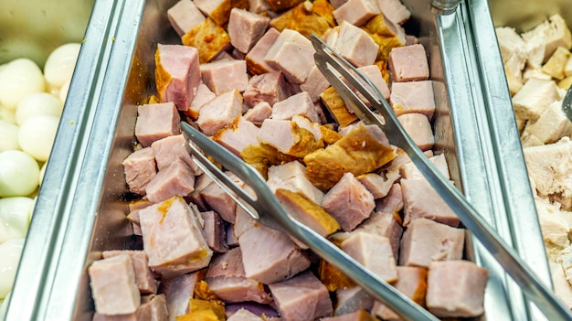 Buffet carne closeup carne picada en cuadrados