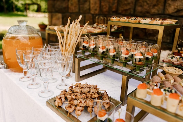 Buffet com bruschetta e uma bela porção de comida para mimar os convidados do evento e casamento