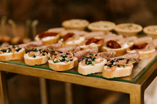 Buffet com bruschetta e uma bela porção de comida para mimar os convidados do evento e casamento