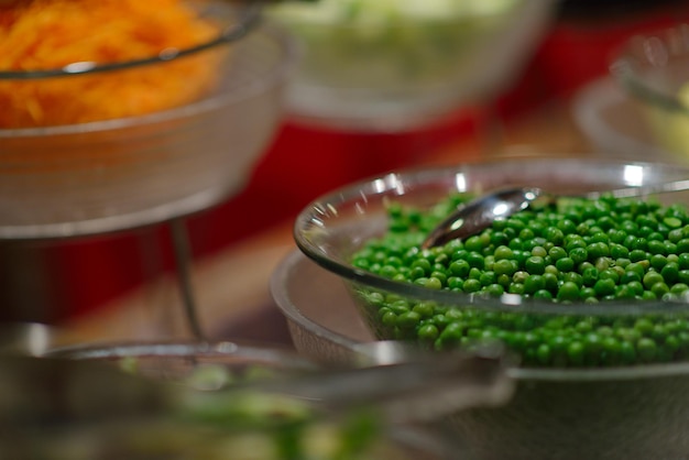 buffet de catering interno em restaurante de luxo com frutas e legumes coloridos de carne