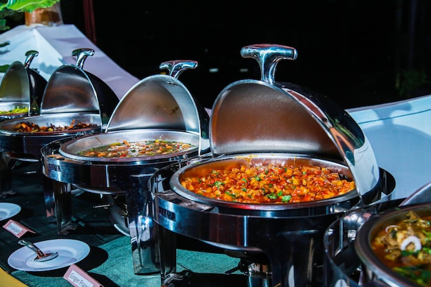 buffet de catering para eventos em restaurante de hotel ponto de foco seletivo