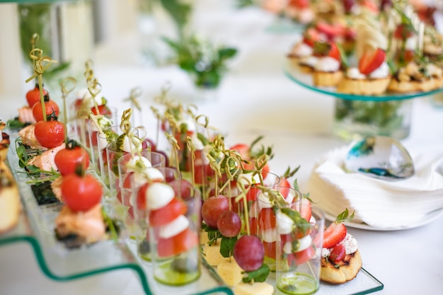 Buffet de comida externa com diversos canapés, sanduíches, hambúrgueres e lanches