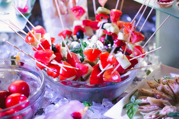 Buffet de jantar em mesa de bufê, banquete lindamente decorado com variedade de petiscos e aperitivos em eventos de festa de aniversário corporativa ou recepção de casamento, canapés, delicatessen