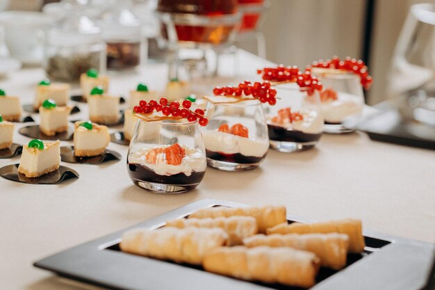 Buffet de sobremesas com deliciosa padaria doce e coffeesnack com bancos elegantes de limonada e chá