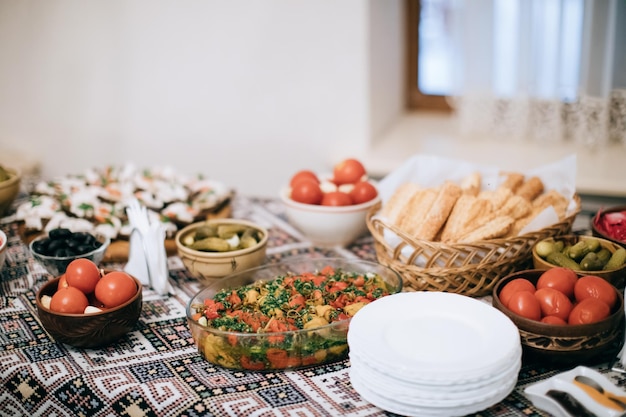 Buffet con diferentes aperitivos gourmet tradicionales para bodas