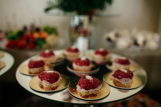 Buffet dulce Comida de catering en una fiesta de bodas