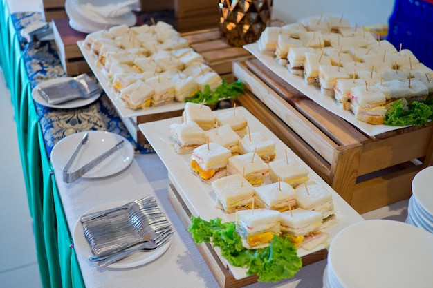 Buffet-Essen, Catering-Food-Party im Restaurant, Mini-Häppchen, Snacks und Vorspeisen
