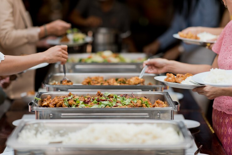Foto buffet-essen, catering-party im restaurant, mini-häppchen, snacks und vorspeisen