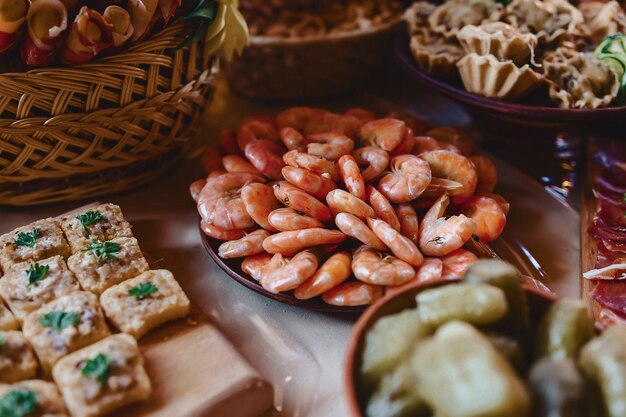 Buffet festivo salado, pescado, carne, papas fritas, bolas de queso y otras especialidades para celebrar bodas y otros eventos