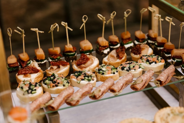 Foto buffet mit bruschetta und einer schönen portion essen, um die gäste der veranstaltung und hochzeit zu verwöhnen