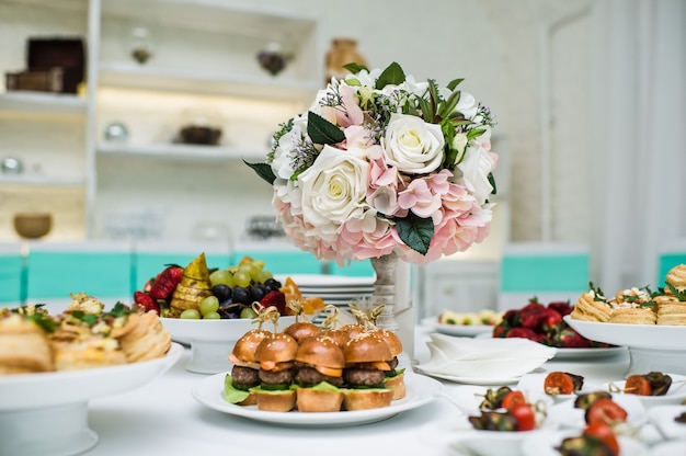 Buffet mit Snacks im Bankettrestaurant