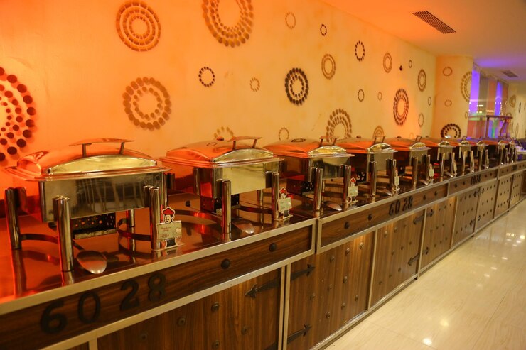 Un buffet con un papel pintado en la pared.