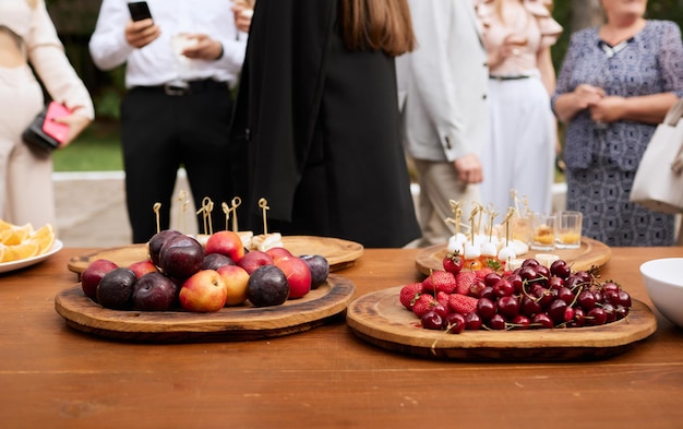 Buffettisch für Gäste auf der Straße über die Feier