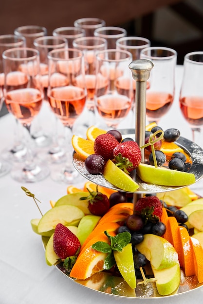 Buffettisch mit Fruchtbeeren und rosafarbenem Champagner